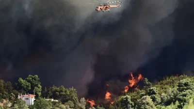 Μεγάλη φωτιά στον Βαρνάβα: Καπνός με στάχτη καλύπτει τον ουρανό της Αττικής - Αναφορές για καμένα σπίτια