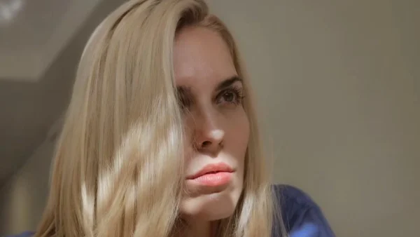 Η Μαντώ Γαστεράτου ποζάρει σε φωτογράφιση