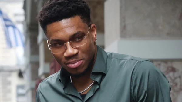 Γιάννης Αντετοκούνμπο: Μεγάλοι αστέρες του ΝΒΑ στον γάμο του όπως ο Λεμπρόν Τζέιμς - Υψηλές αφίξεις στο Costa Navarino (Βίντεο)