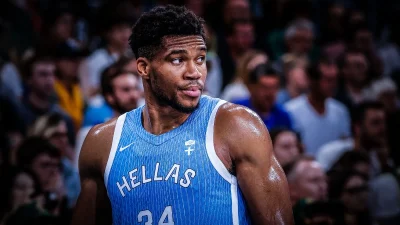 Συγκινεί ο Γιάννης Αντετοκούνμπο: «Με είδε ο πατέρας μου από τον παράδεισο με τη σημαία και χόρευε...»