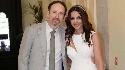 Γιάννης Παπαμιχαήλ - Οι πρώτες διακοπές μετά τον γάμο του με την Ελένη Κολτζή: Ποζάρουν αγκαλιά στην παραλία