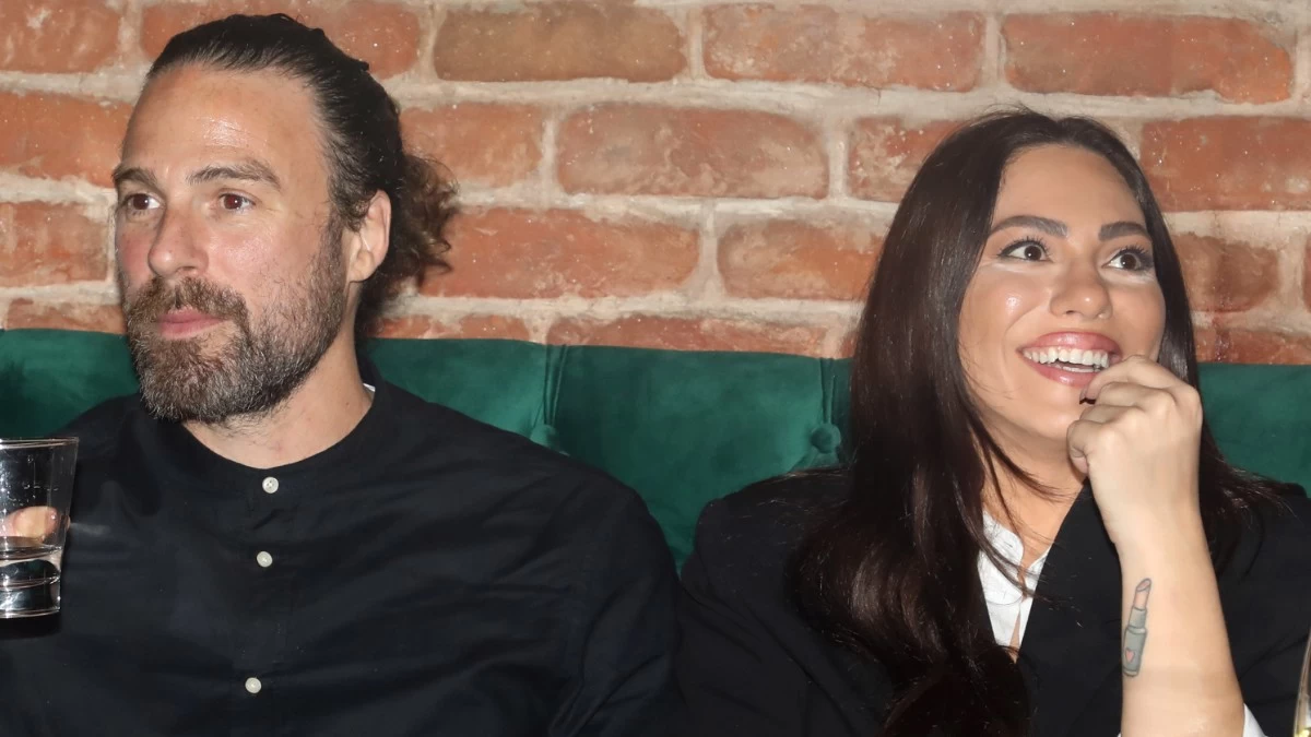 Γρηγόρης Μόργκαν: Η τρυφερή φωτογραφία αγκαλιά με την Ευρυδίκη Βαλαβάνη σε παραλία της Κρήτης