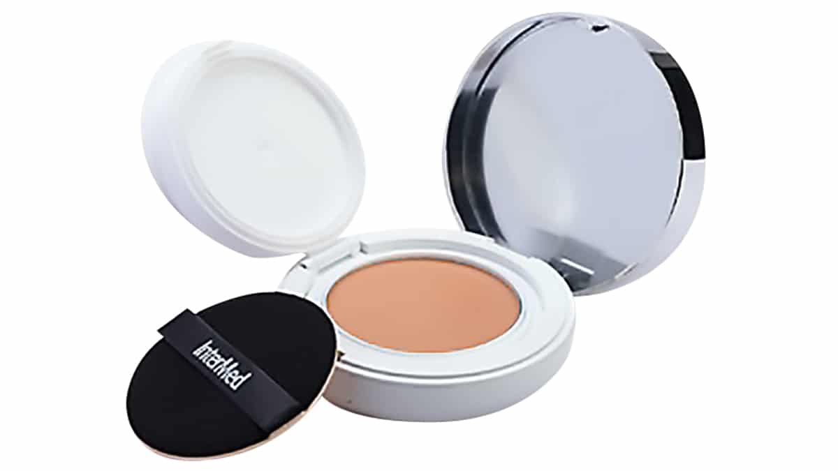 Yψηλή αντηλιακή προστασία, κάλυψη των ατελειών, φυσικό µατ αποτέλεσµα, Luxurious, Suncare, Silk Cover, BB Compact SPF50+, InterMed (στα Φαρµακεία από την InterMed)