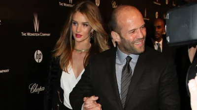 Τζέισον Στέιθαμ και Ρόζι Χάντινγκτον: Διακοπές στην Αντίπαρο - Η συνάντηση με τη Δέσποινα Καμπούρη και τις κόρες της