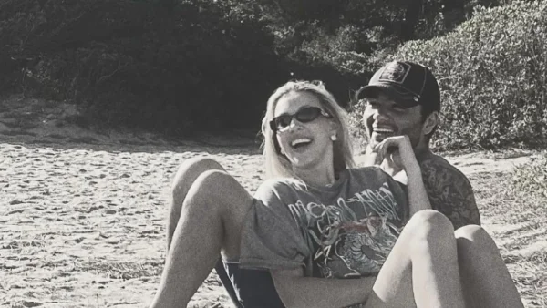 Γαρυφαλλιά Καληφώνη: Καθόταν στα πόδια του και τον φιλούσε με πάθος - Τα "καυτά" τετ α τετ με τον Χρήστο Μάστορα από την Ρόδο