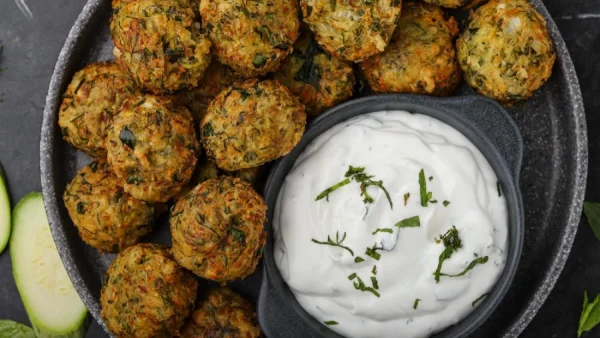 Αφράτοι κολοκυθοκεφτέδες με δροσερή σος γιαουρτιού - Η απίστευτη συνταγή του Γιώργου Τσούλη