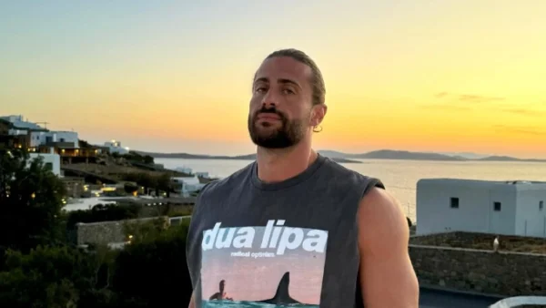 Κωνσταντίνος Βασάλος: Πήγαν μαζί άλλα έφυγαν χωριστά από την παραλία - Το βίντεο από γνωστό beach bar στη Μύκονο με την σύντροφό του