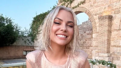 Λάουρα Νάργες: Με κολλητή φούστα γεμάτη στρας - Το εντυπωσιακό δείπνο σε ταράτσα με θέα την Ακρόπολη για τα γενέθλιά της