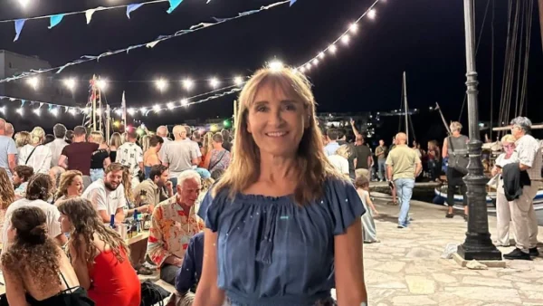 Μάρα Ζαχαρέα: Τα σφηνάκια σε παραλία της Πάρου με τον Θοδωρή Ρουσόπουλο και την παρέα τους - Με μαύρο ολόσωμο μαγιό