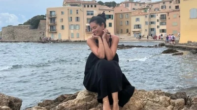 Μαρία Κορινθίου: Οι πόζες της με κίτρινο μαγιό σε σπηλιά στα Κουφονήσια - Χαμός στα σχόλια με την ανάρτησή της