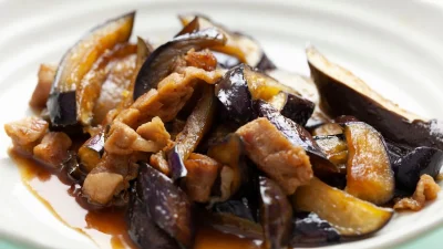 Μελιτζάνες: Το απόλυτο μυστικό με το γάλα για να τις ξεπρικρίζεις γρήγορα κι εύκολα