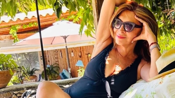 Μιμή Ντενίση: Έτσι είναι το σώμα της με μαγιό στα 71 της - Η κόρη της τη φωτογραφίζει χωρίς φίλτρα