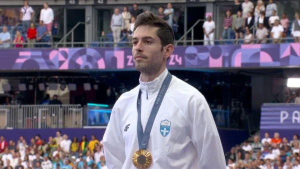 Μίλτος Τεντόγλου: Στιγμές συγκίνησης στην απονομή του χρυσού μεταλλίου στο Παρίσι - Ηχούσε σε όλο το στάδιο ο Εθνικός Ύμνος