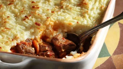 Μοσχαράκι κοκκινιστό με πουρέ - Το μυστικό tip για να γίνει "λιώμα" το κρέας