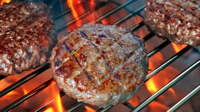 Μοιάζουν ταβέρνας αλλά είναι σπιτικά και με λίγες θερμίδες: Η απόλυτη συνταγή για να φτιάξεις μοσχαρίσια μπιφτέκια