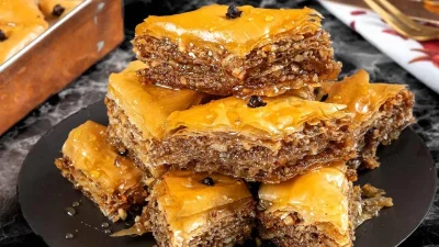 Μπακλαβάς: Τα 4 + 1 μυστικά για να βγαίνει πάντα νόστιμος - Τι να αποφύγετε στο φύλλο και στο σιρόπιασμα