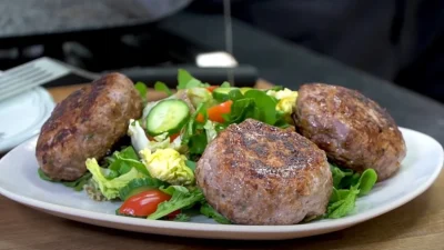 Μπιφτέκια σχάρας με γιαούρτι - Τα βήματα για να βγουν αφράτα σαν της ταβέρνας