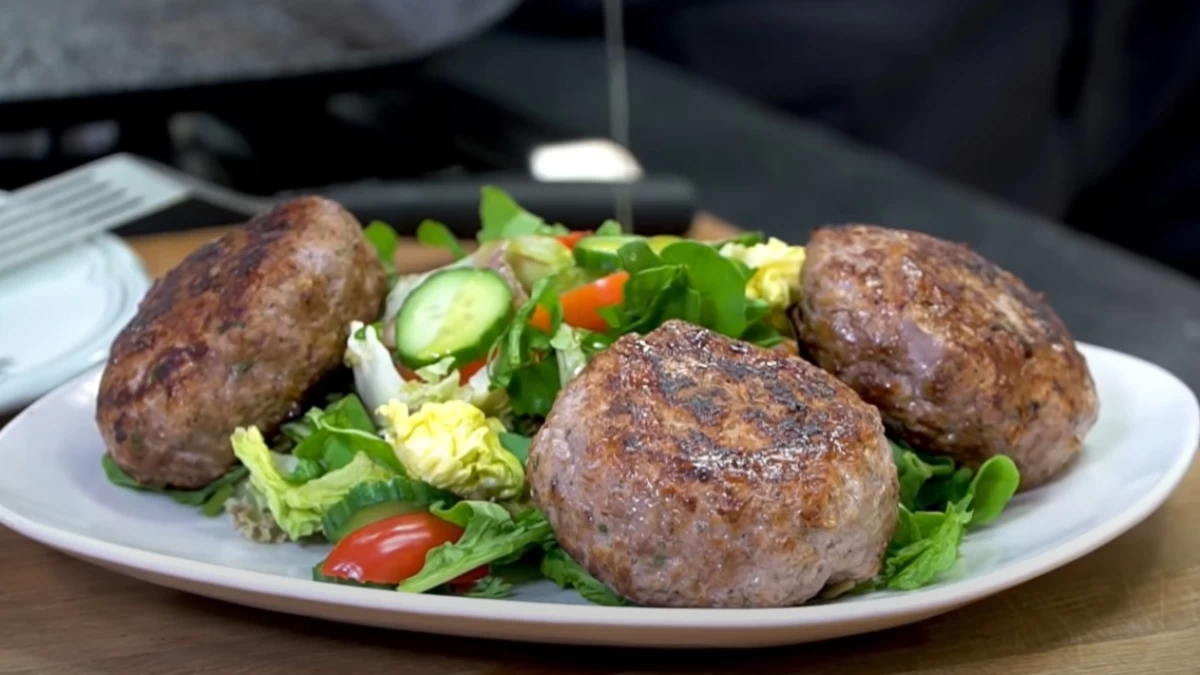 Μπιφτέκια σχάρας με γιαούρτι - Τα βήματα για να βγουν αφράτα σαν της ταβέρνας