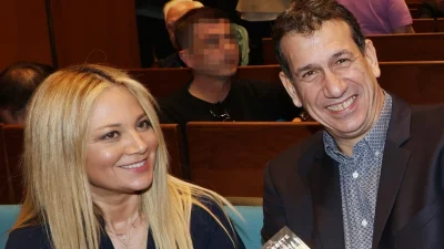 Νάνσυ Ζαμπέτογλου - Νάσος Γαλακτερός: Με τζάκι, μαρμάρινο τραπέζι και πράσινο κήπο - Φωτογραφίες από το μοντέρνο σπίτι τους στα Μελίσσια