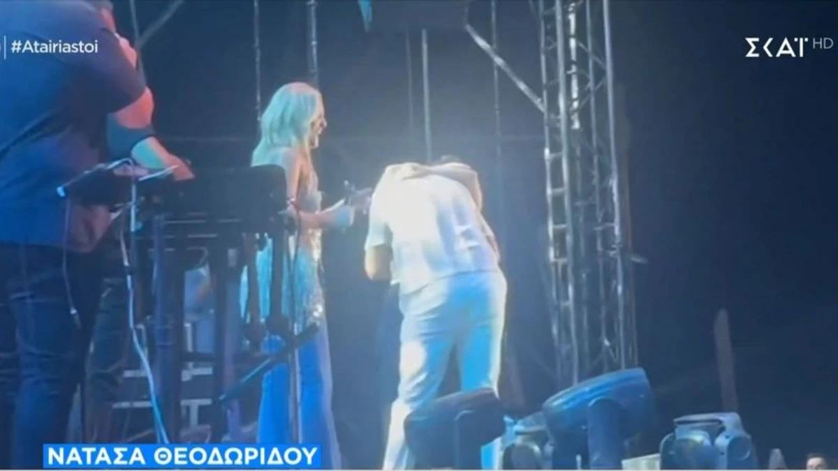 Έμειναν όλοι άφωνοι στην συναυλία της Νατάσας Θεοδωρίδου - Ανέβηκε στη σκηνή της έκανε πρόταση γάμου και είπε «ναι»