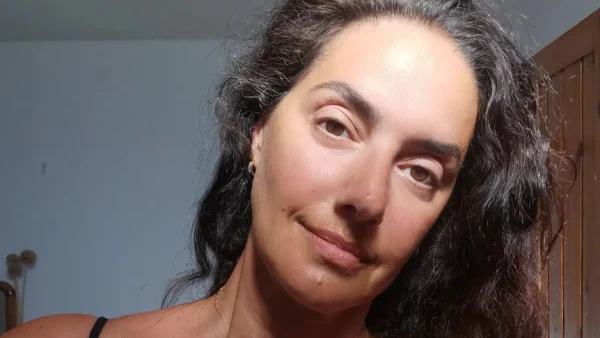 Νόνη Δούνια: Έφυγε η κόρη της - Η συγκινητική στιγμή του αποχαιρετισμού στο αεροδρόμιο