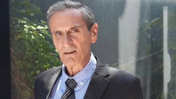 Ο Τιμωρός – Ποιο είναι το δεξί χέρι του Λεωνίδα Κομνηνού, που έχει τραβήξει τη σκανδάλη και έχει κουκουλώσει σκάνδαλα!