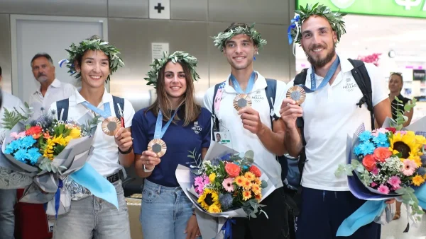 Ολυμπιακοί Αγώνες 2024: Επέστρεψαν οι Ολυμπιονίκες της κωπηλασίας – Δαφνοστεφανομένοι στο αεροδρόμιο