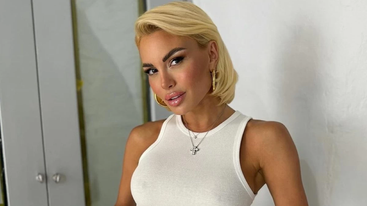 Αλεξάνδρα Παναγιώταρου: Με σούπερ μίνι φούστα αναστάτωσε τους πάντες στη Μύκονο