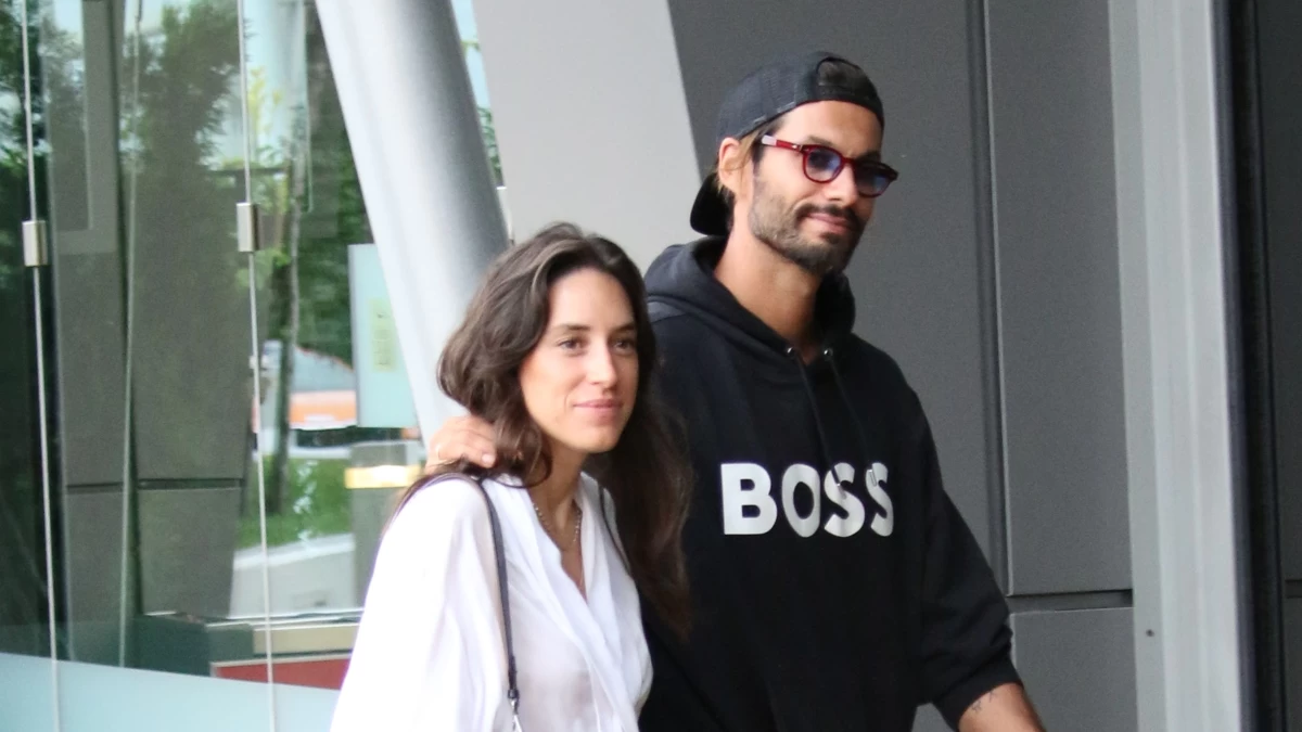 Γιώργος Καράβας: Τα παθιασμένα φιλιά στο στόμα με την Ραφαέλα Ψαρρού στην παραλία (Φωτογραφίες) - "Ξεσάλωσαν" από το βράδυ μέχρι το πρωί