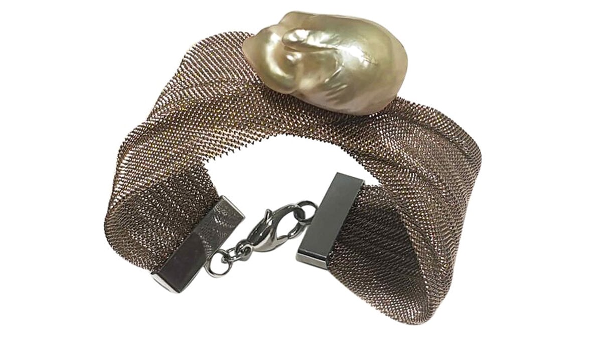 Βραχιόλι με μπαρόκ μαργαριτάρι Γλυκού Νερού πάνω σε ατσάλινη βάση, Pearls Center, www.pearlscenter.gr