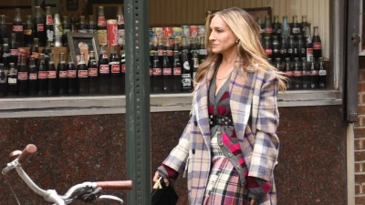 Styling tips: Το κόλπο για να φορέσεις το βραδινό σου φόρεμα το πρωί