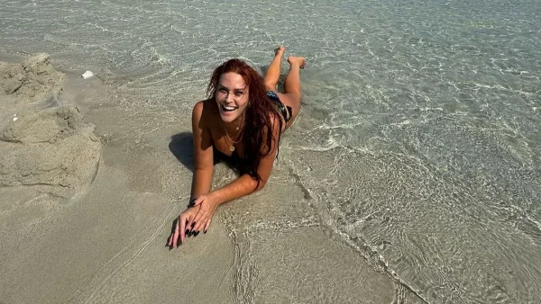 Σίσσυ Χρηστίδου: Ερωτευμένη με την Κρήτη – Οι φωτογραφίες-φωτιά με μπικίνι στην αμμουδιά