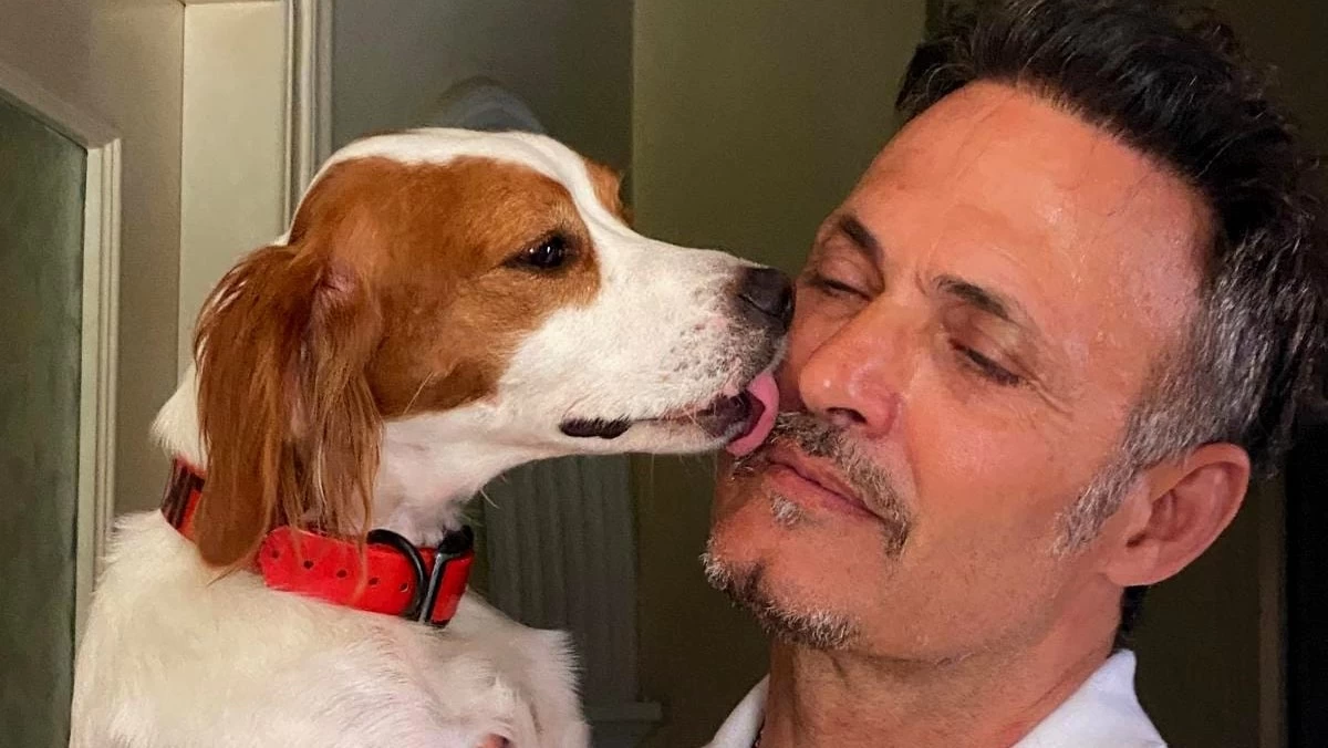 Σπύρος Πώρος: Το συγκινητικό βίντεο που δημοσίευσε την ώρα που σκόρπιζε την τέφρα του σκύλου του στη θάλασσα