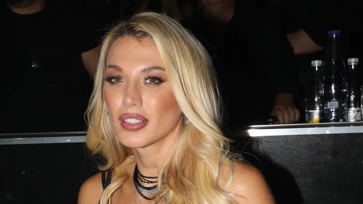 Κωνσταντίνα Σπυροπούλου: Με μίνι μαύρο φόρεμα και τσάντα όλο στρας - Το δείπνο σε ακριβό εστιατόριο στην παραλία λίγο μετά τη γέννηση του 2ου παιδιού της