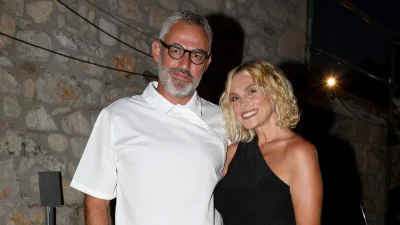 Ελεωνόρα Ζουγανέλη: Με στραφταλιζέ φόρεμα και άνοιγμα στα πλευρά & δίπλα της ο Συρίγος με πολύ φαρδιά παντελόνα στην Επίδαυρο - Τα χαμόγελα με τον πατέρα της, Γιάννη