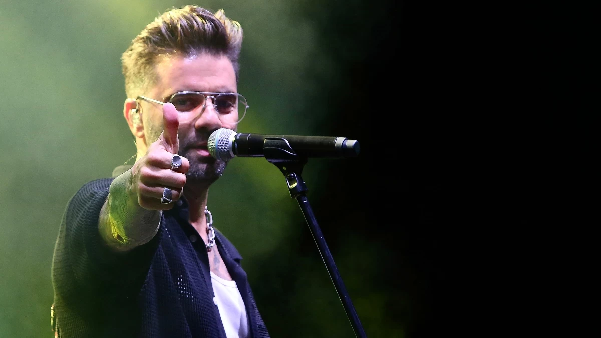 Θοδωρής Μαραντίνης: Κάλεσε σε «απόλυτη ησυχία για αυτούς που έχουν χάσει το σπίτι τους» στην πρόσφατη συναυλία του