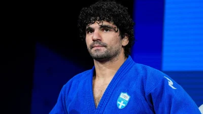 Θοδωρής Τσελίδης: Με βεγγαλικά και κονφετί τον υποδέχτηκαν στο Ολυμπιακό Χωριό