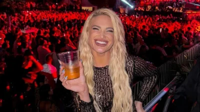 Ιωάννα Τούνη: Πήγε με σκάφος από το ξενοδοχείο σε beach bar της Μυκόνου - Η αποκαλυπτική εμφάνιση με μαντήλι στο κεφάλι