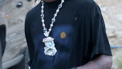 Πολύ γνωστός τραγουδιστής τραγούδησε μόνο για 20 λεπτά στη Μύκονο και πήρε μισό εκατομμύριο ευρώ