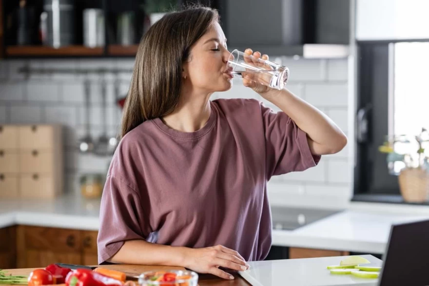γυναίκα πίνει νερό
