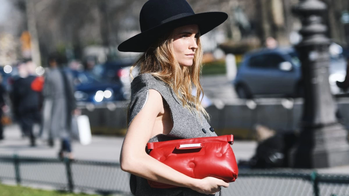 Και ξαφνικά οι Γαλλίδες "πετάνε" τις μπαλαρίνες γι' αυτό το παπούτσι