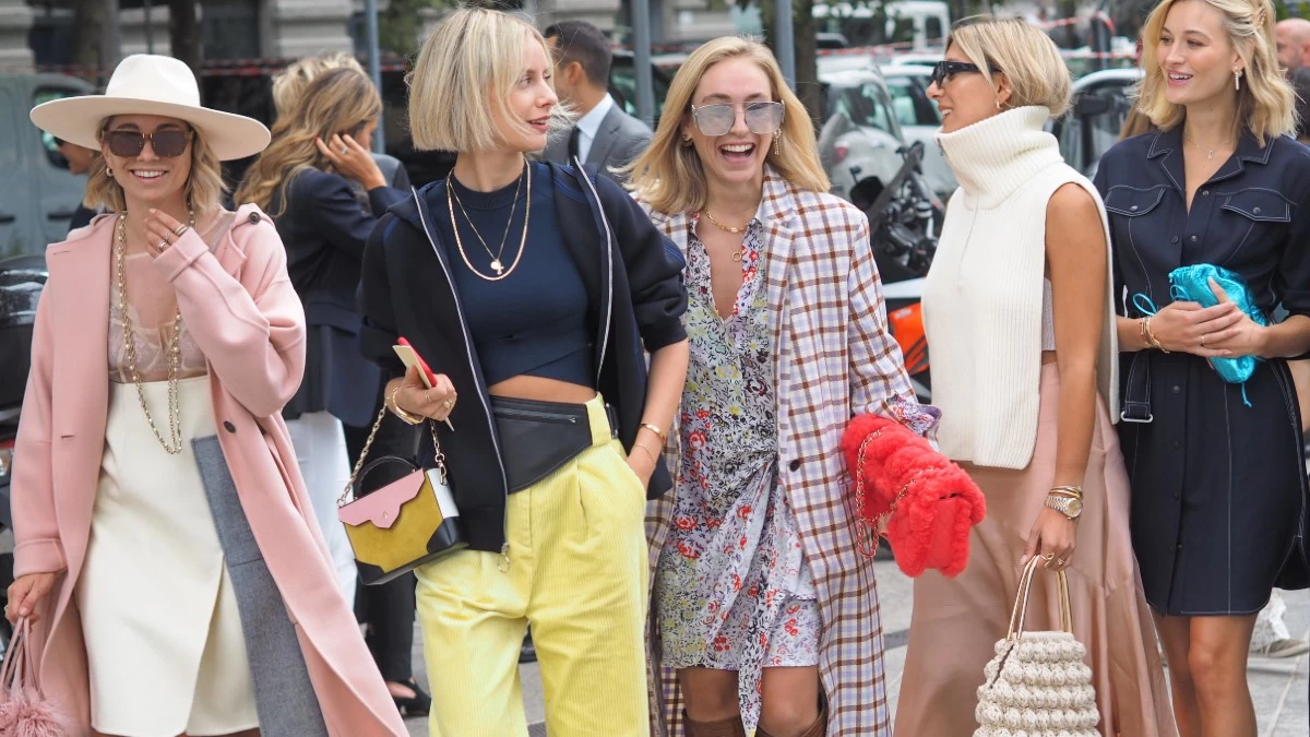 Τα φορέματα που συνδυάζουν αυτά τα δύο χρώματα είναι τα πιο αριστοκρατικά και σικάτα