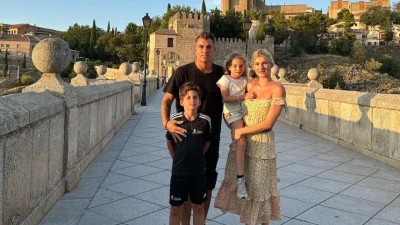 Όλγα Πηλιάκη: Το φόρεμα με άνοιγμα στο στήθος και στα πλευρά για φαγητό στο εστιατόριο του αδερφού της στην Κέρκυρα - Μαυροφορεμένος ο Χανταμπάκης δίπλα της