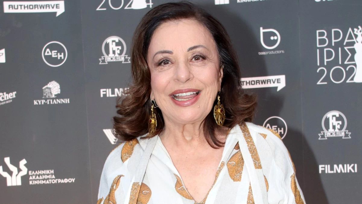 Χάρις Αλεξίου – Σε ρόλο έκπληξη στο πρόγραμμα της ΕΡΤ και πάντα κοντά στη μουσική