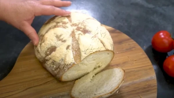 Σπιτικό χωριάτικο ψωμί με 4 υλικά - Τα 3 μυστικά της Αργυρώς για τραγανή κόρα και αφράτη ψίχα