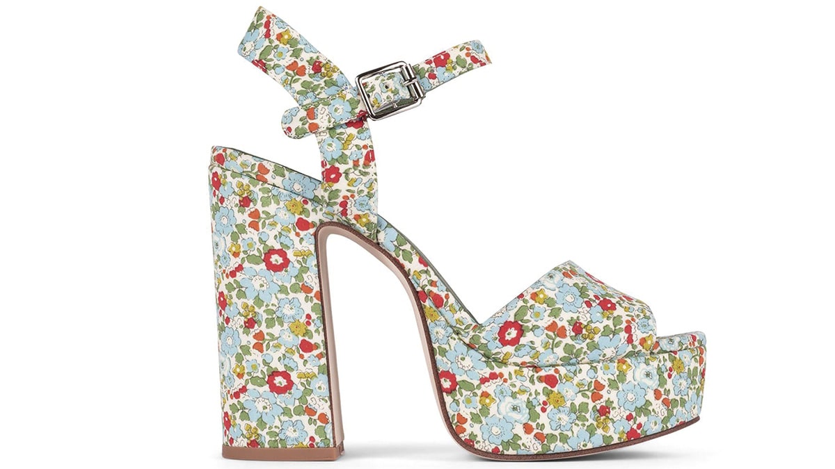 Ψηλοτάκουνα floral πέδιλα, Jeffrey Campbell, €159, www.favela.gr