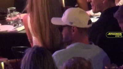 Πασίγνωστος ηθοποιός πήγε καμουφλαρισμένος στην Μύκονο αλλά το έμαθαν όλοι - Το χαρτί που έβαζε να υπογράψουν οι καλεσμένοι στην βίλα του