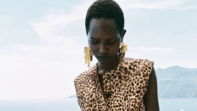 Zara Εκπτώσεις: 5 εμπριμέ πουκάμισα με 9,99 ευρώ που θα φοράς και το φθινόπωρο