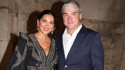 Σταματίνα Τσιμτσιλή: Υπέρκομψη δίπλα στον Θέμη Σοφό στο Ηρώδειο – Βρήκαμε το φόρεμά της