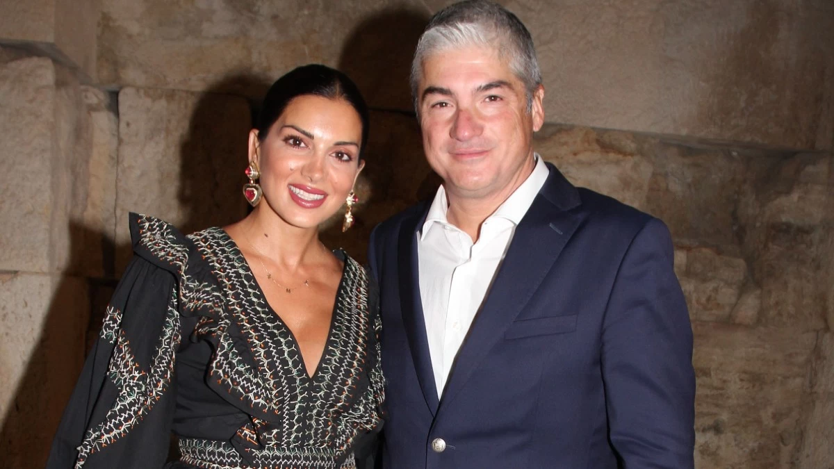 Σταματίνα Τσιμτσιλή: Υπέρκομψη δίπλα στον Θέμη Σοφό στο Ηρώδειο – Βρήκαμε το φόρεμά της